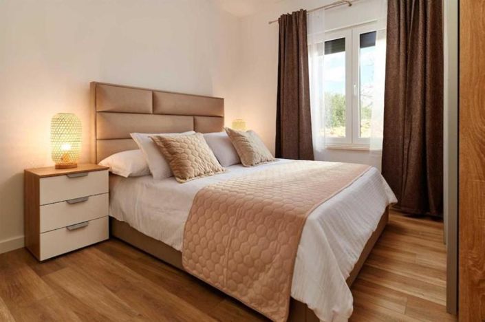 Image No.22-6 Bed Property for sale