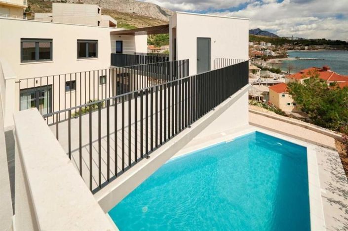 Image No.9-6 Bed Property for sale