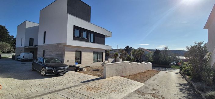 Image No.17-3 Bed Property for sale