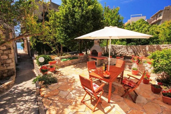 Image No.17-7 Bed Property for sale