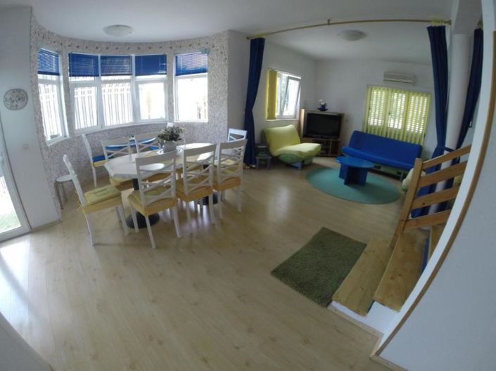 Image No.17-7 Bed Property for sale