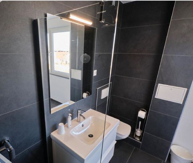 Image No.19-5 Bed Property for sale