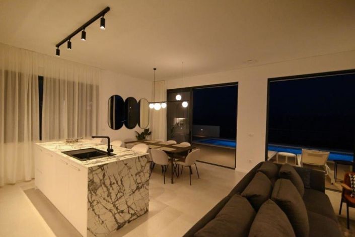 Image No.12-4 Bed Property for sale