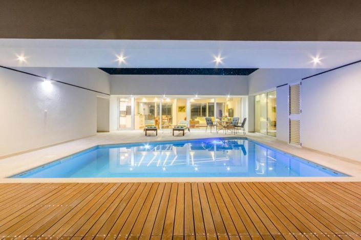 Image No.1-4 Bed Property for sale