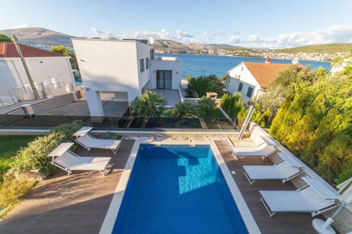 Image No.1-6 Bed Property for sale
