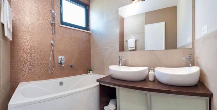 Image No.13-6 Bed Property for sale