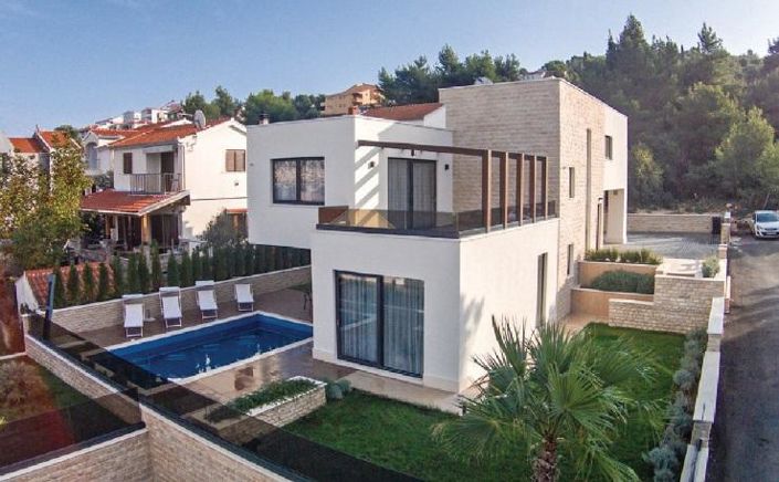 Image No.8-6 Bed Property for sale