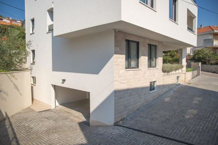 Image No.10-7 Bed Property for sale