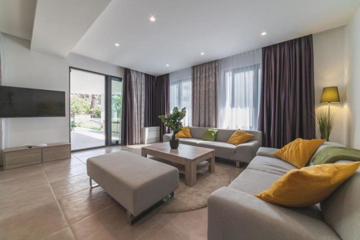 Image No.20-7 Bed Property for sale