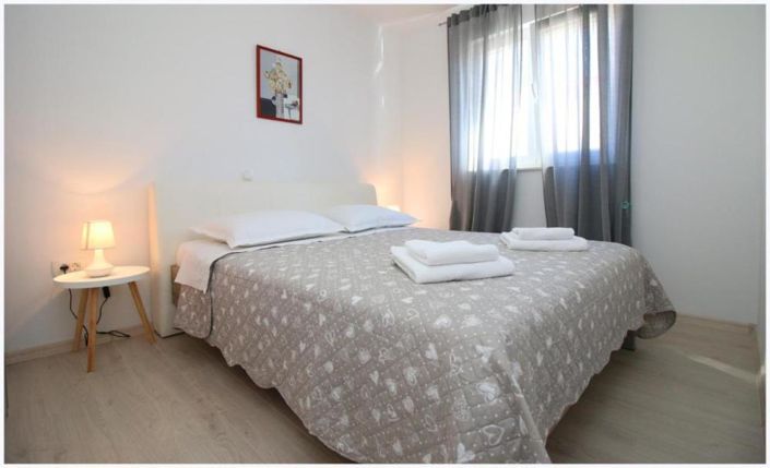 Image No.12-8 Bed Property for sale