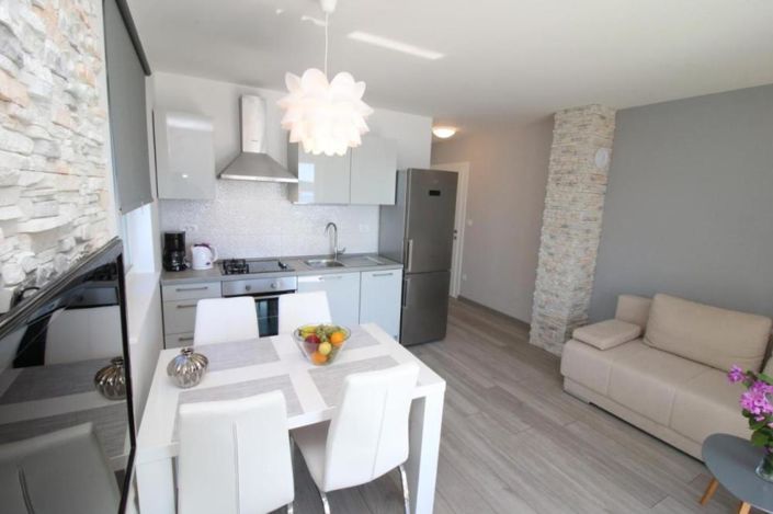 Image No.25-8 Bed Property for sale