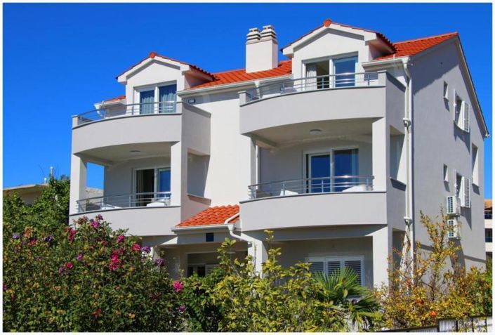 Image No.8-8 Bed Property for sale