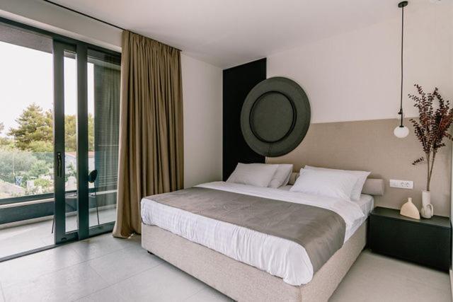 Image No.8-4 Bed Property for sale