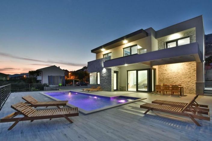 Image No.12-4 Bed Property for sale