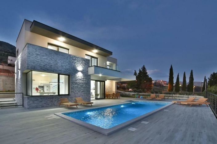 Image No.17-4 Bed Property for sale