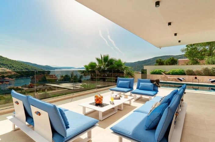 Image No.1-4 Bed Property for sale