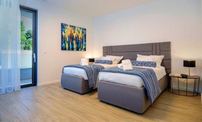 Image No.20-4 Bed Property for sale