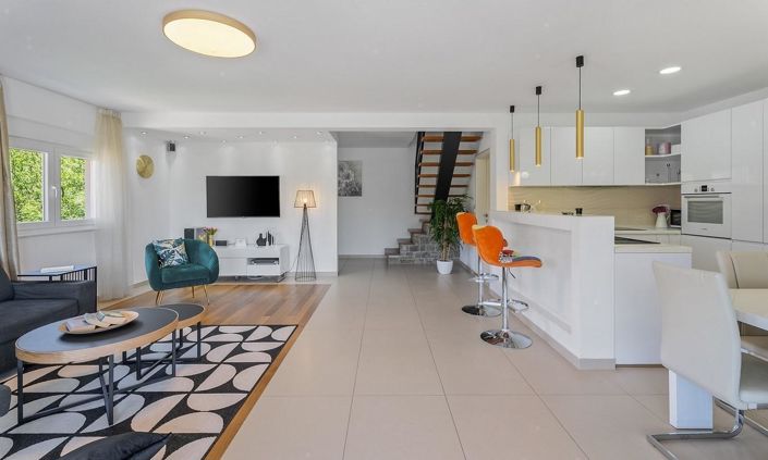 Image No.17-4 Bed Property for sale