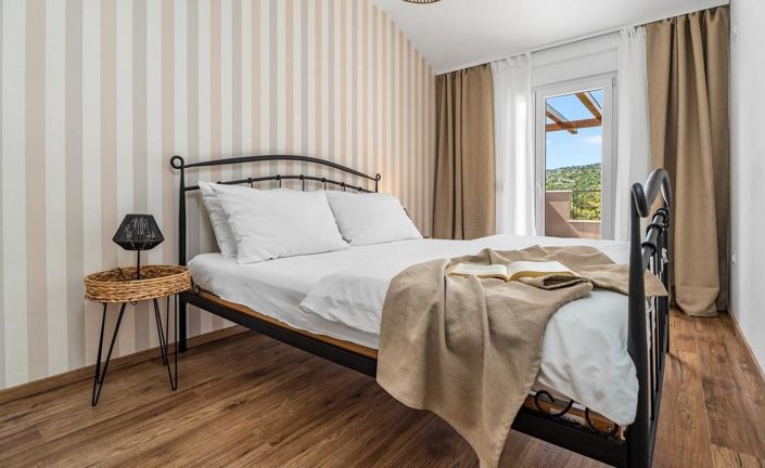 Image No.20-4 Bed Property for sale