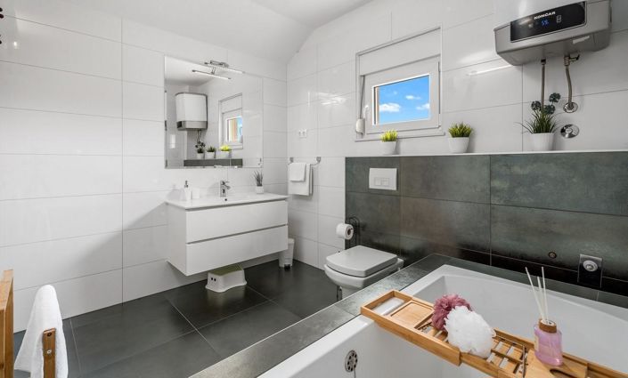 Image No.24-4 Bed Property for sale