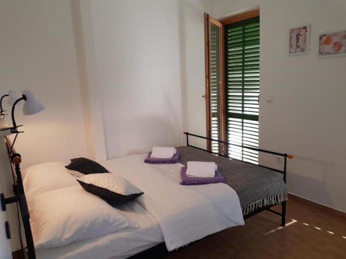 Image No.20-7 Bed Property for sale