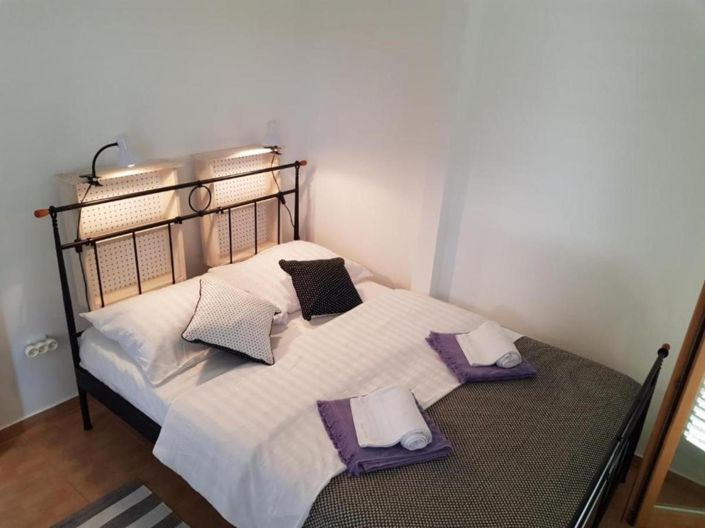 Image No.22-7 Bed Property for sale