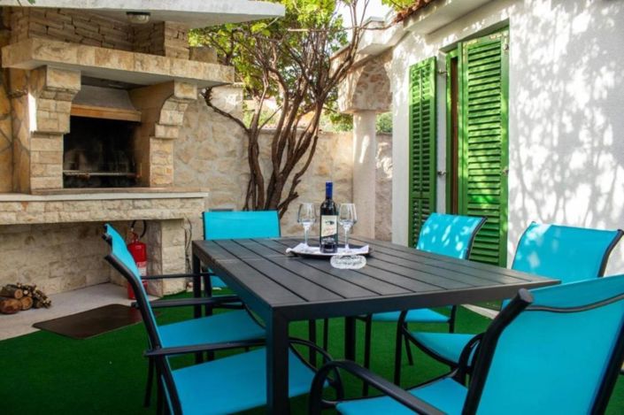 Image No.6-7 Bed Property for sale