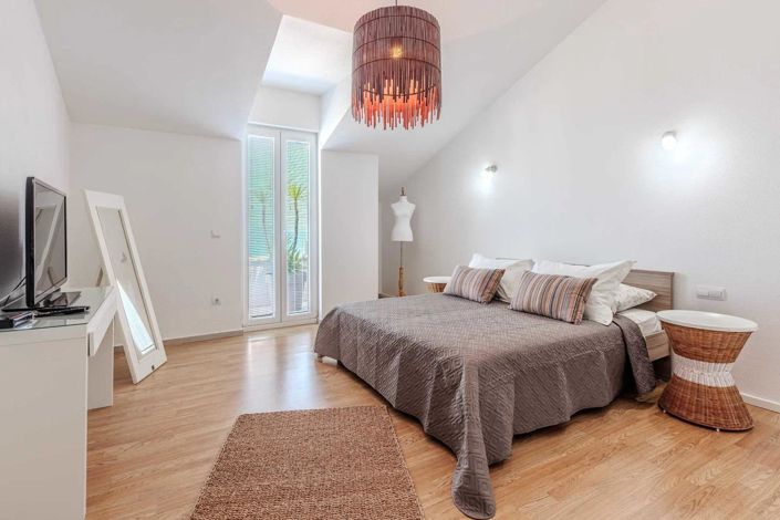 Image No.20-11 Bed Property for sale