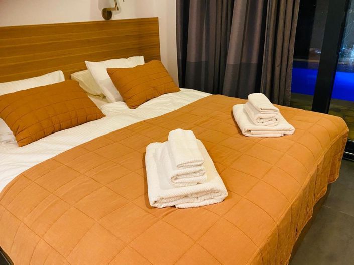 Image No.25-12 Bed Property for sale