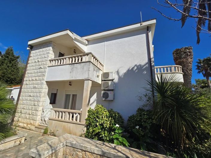 Image No.14-7 Bed Property for sale