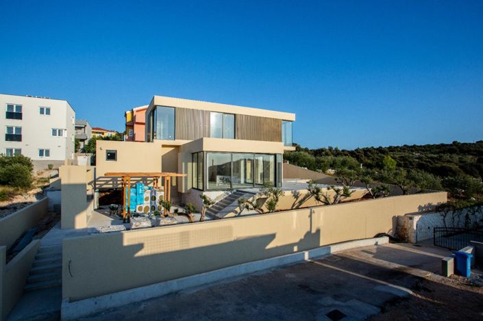 Image No.17-3 Bed Property for sale