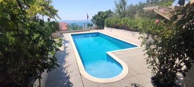 1 - Podstrana, Property