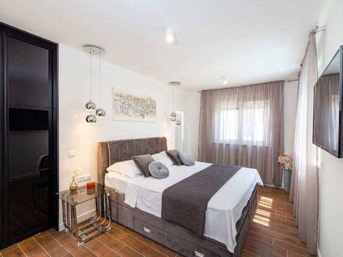 Image No.10-3 Bed Property for sale