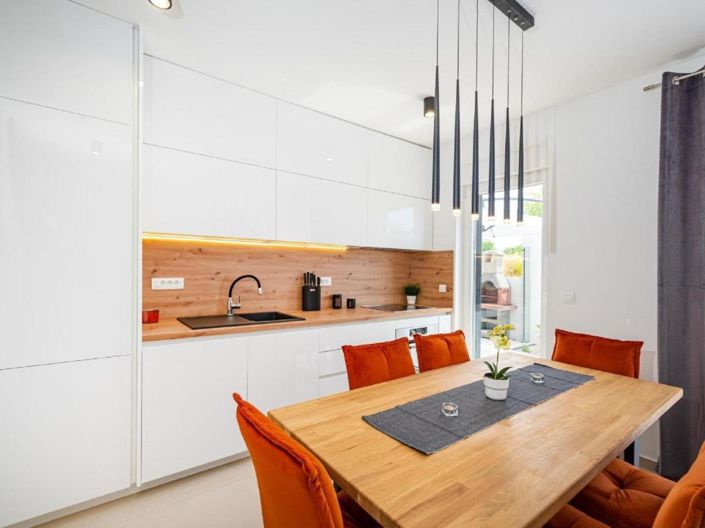 Image No.19-3 Bed Property for sale