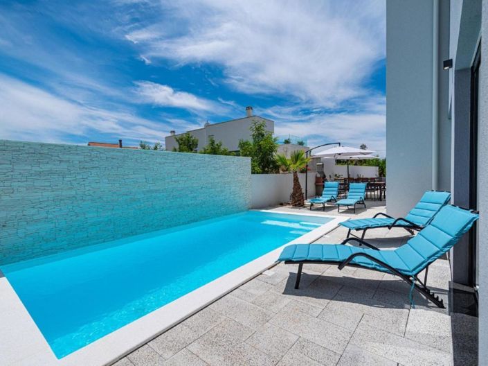 Image No.3-3 Bed Property for sale