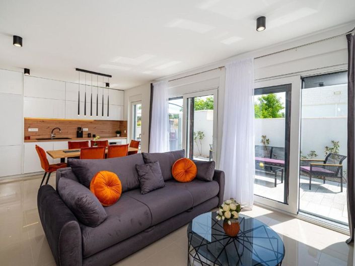 Image No.8-3 Bed Property for sale