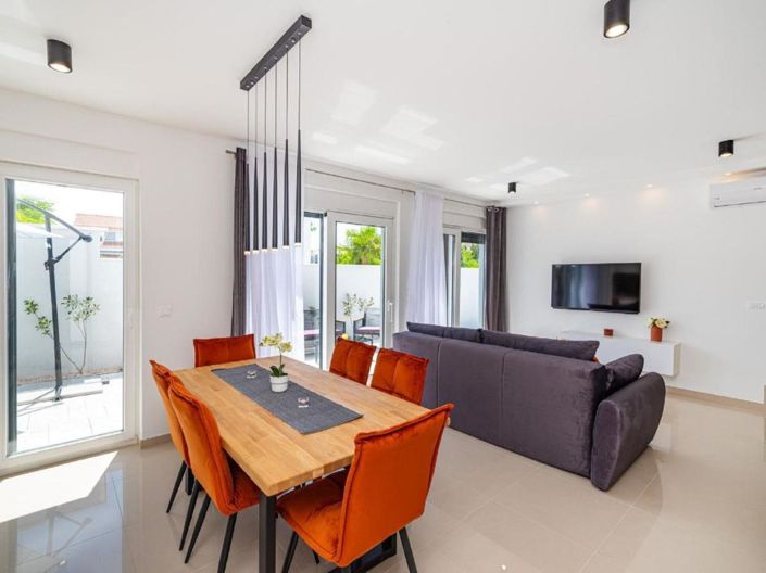 Image No.9-3 Bed Property for sale