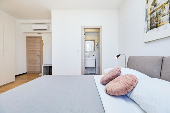 Image No.16-11 Bed Property for sale