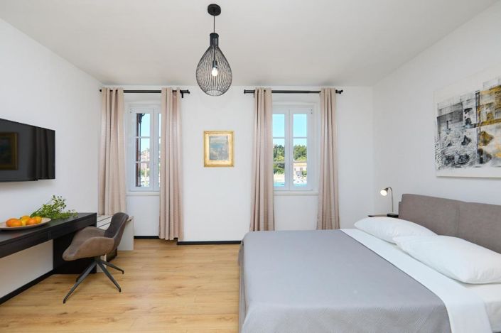 Image No.3-11 Bed Property for sale