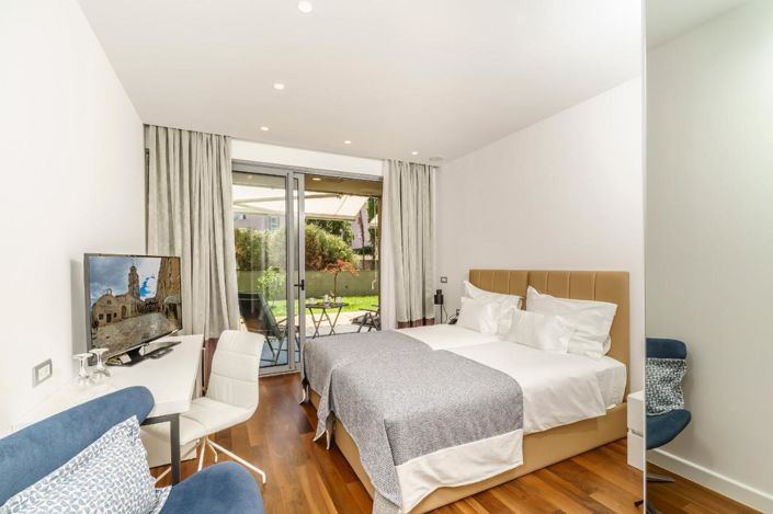 Image No.25-11 Bed Property for sale