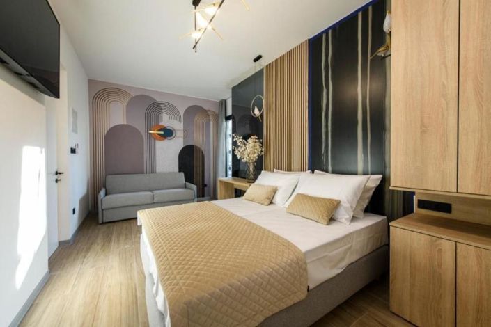 Image No.9-9 Bed Property for sale