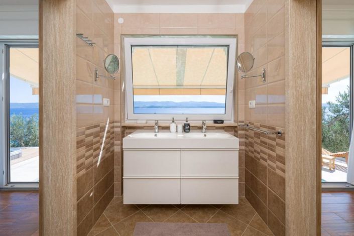 Image No.10-2 Bed Property for sale