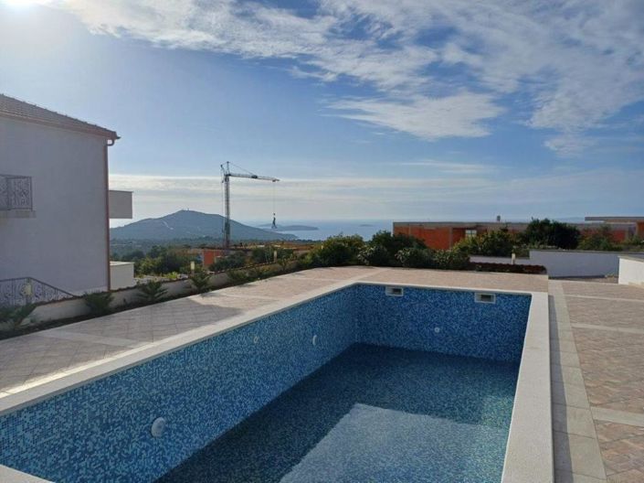 Image No.1-6 Bed Property for sale