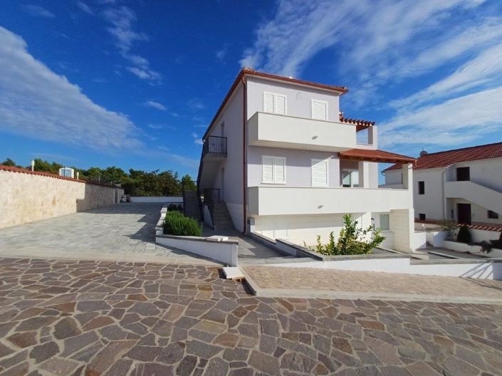 Image No.2-6 Bed Property for sale