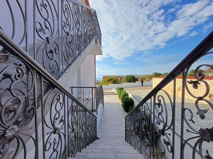 Image No.4-6 Bed Property for sale