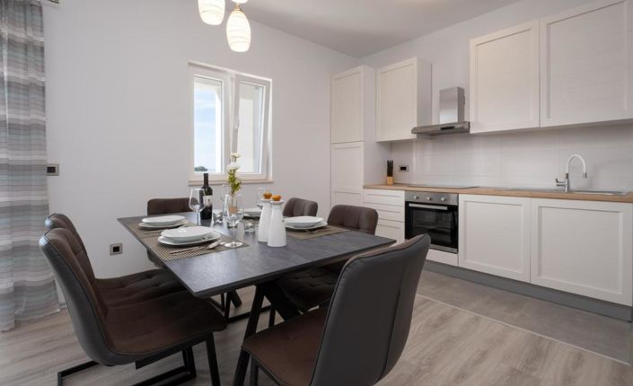 Image No.13-11 Bed Property for sale