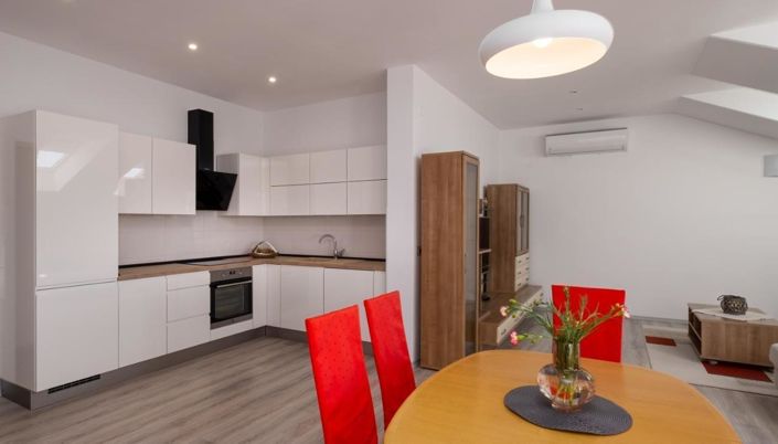 Image No.20-11 Bed Property for sale