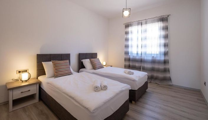 Image No.25-11 Bed Property for sale