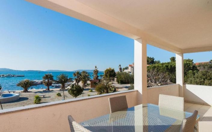 Image No.1-4 Bed Property for sale