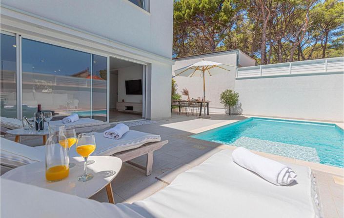 Image No.14-11 Bed Property for sale